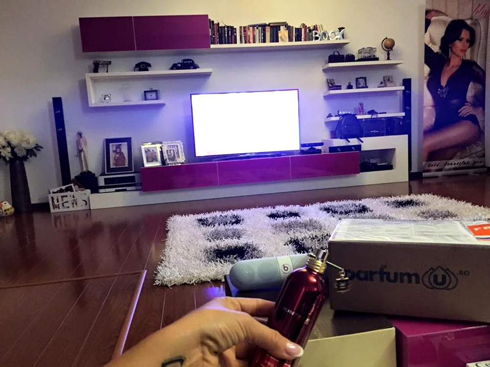Ce e mai frumos să vezi decât o fată sexy la tine în sufragerie, chiar dacă aceea eşti tu?