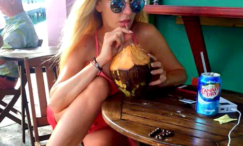 Andreea Bănică savurează o băutură răcoritoare specifică insulei jpeg