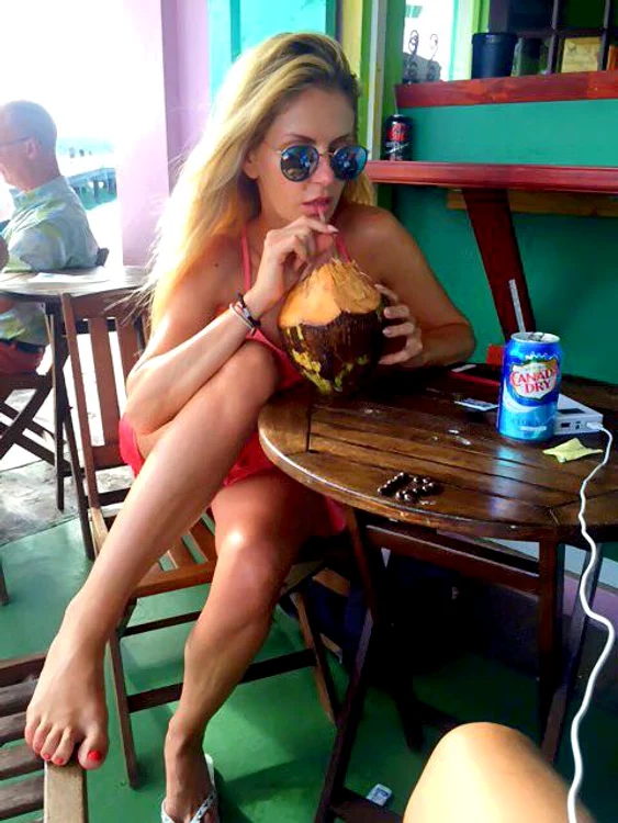 Andreea Bănică savurează o băutură răcoritoare specifică insulei