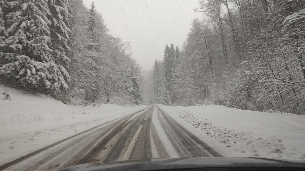 Drumurile pe care se circulă cu greutate din cauza zăpezii. Lista județelor în care ninge  VIDEO