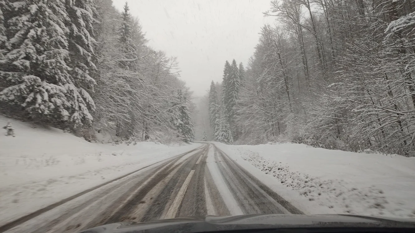 Pe drumurile naționale se circulă în condiții de iarnă FOTO: arhivă