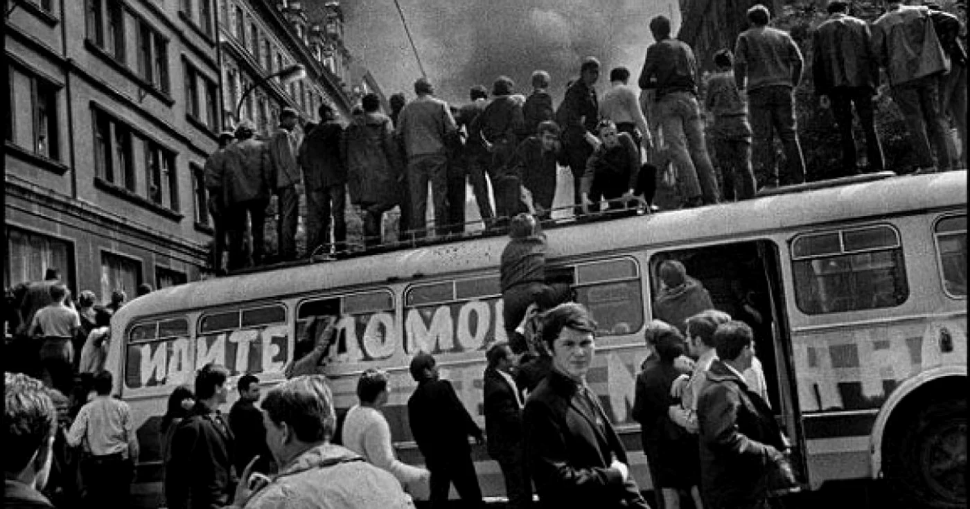 Mulţimile s-au adunat în centrul Pragăi şi au opus rezistenţă în faţa trupelor Pactului de la Varşovia (Josef Koudelka, 1968).  FOTO: bbc.co.uk