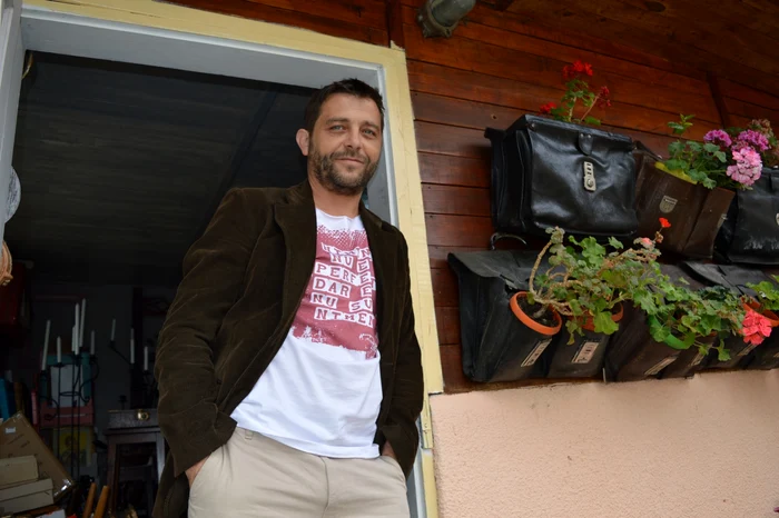 
    Bogdan Stoica a transformat genţile uzate în suporturi pentru ghivecele cu floriFoto: "Adevărul"  