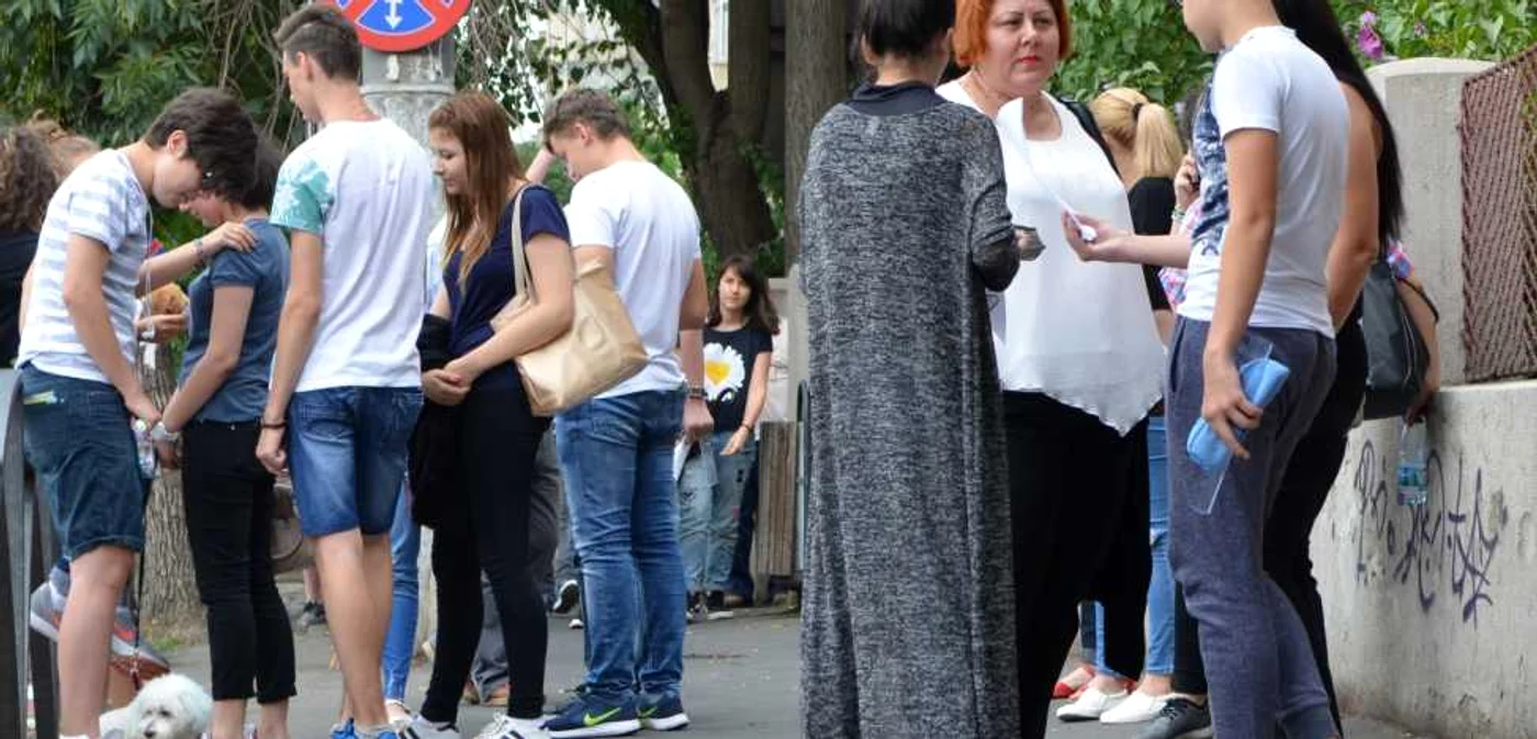 Şcoala 84, din Bucureşti. Absolvenţii de clasa a VIII-a comentează, împreună cu părinţii, subiectele de la proba de Matematică