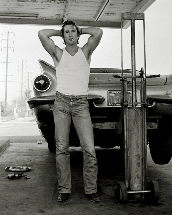 Richard Gere, 1978, fotografiat de bunul său prieten Herb Ritts, în timpul unei opriri la un service auto