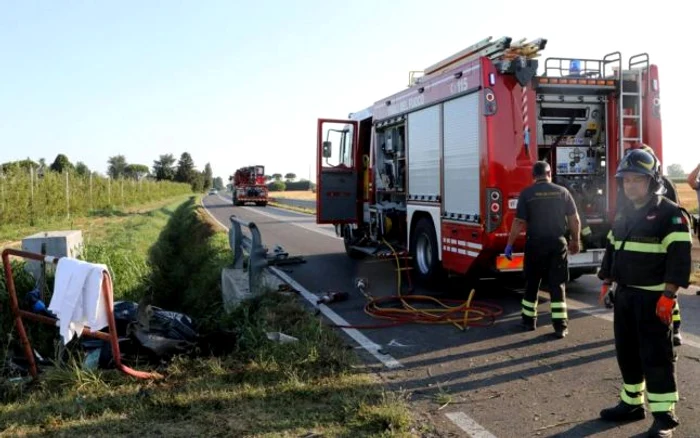 Poliţiştii au reuşit să extragă a patra victimă la două ore de la producerea accidentului FOTO: Il Resto del Carlino