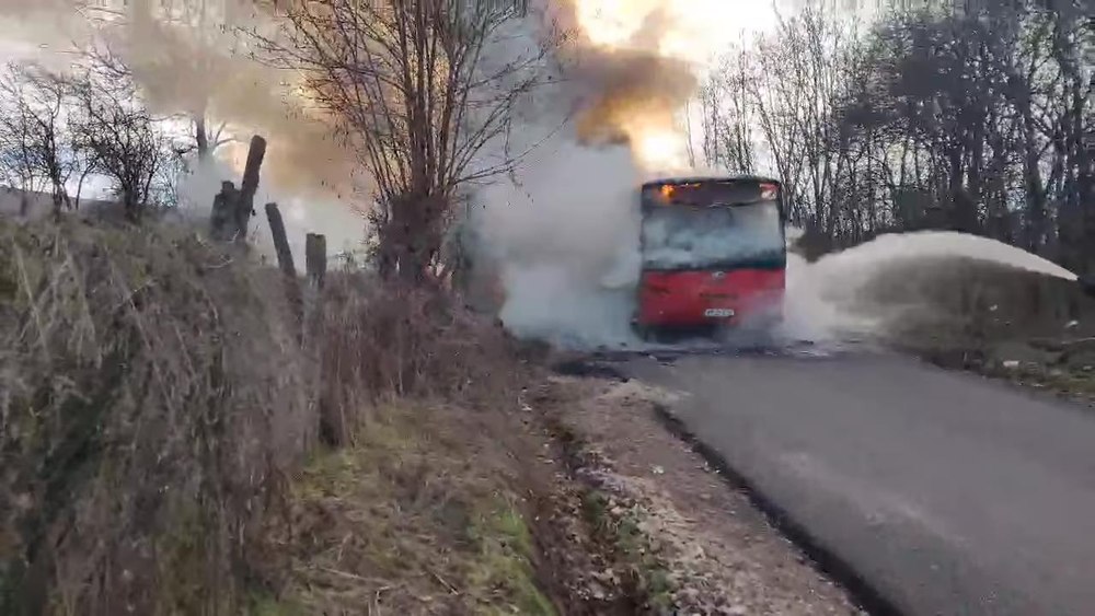 Un autobuz a luat foc în timpul unei curse între Alba Iulia şi o comună învecinată. Şoferul şi cei doi pasageri s-au salvat din flăcări