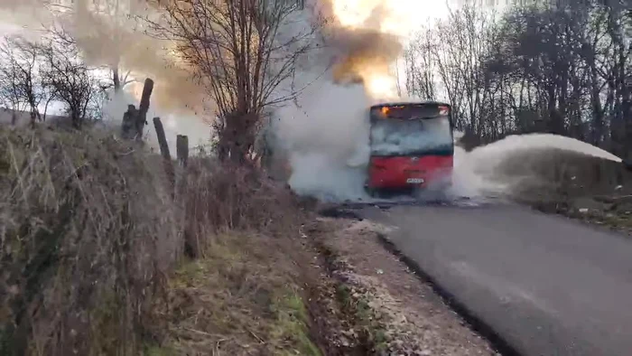 Flăcărule s-au extins rapid la întregul autobuz. Foto: captură video