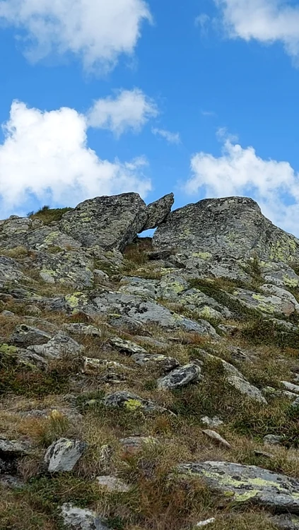 Uimitoarea rezervaţie naturală Golul alpin Moldoveanu – Capra. “Zona este una spectaculoasă, dar şi periculoasă”