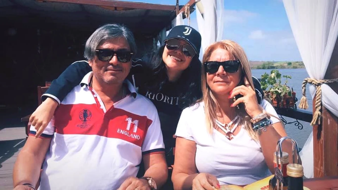 Claudia, fiica lui Cornel, lucrează ca stewardesă
