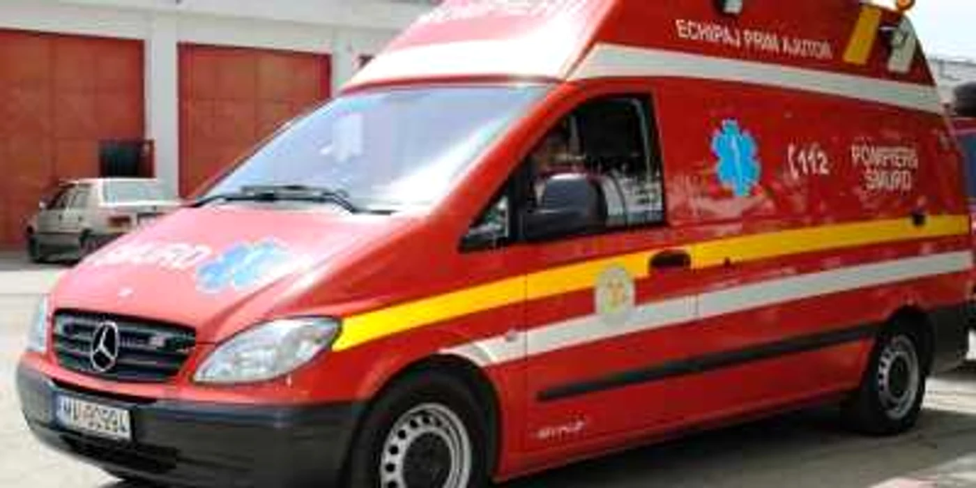 Un echipaj SMURD a intervenit pentru a transporta o femeie care a băuse