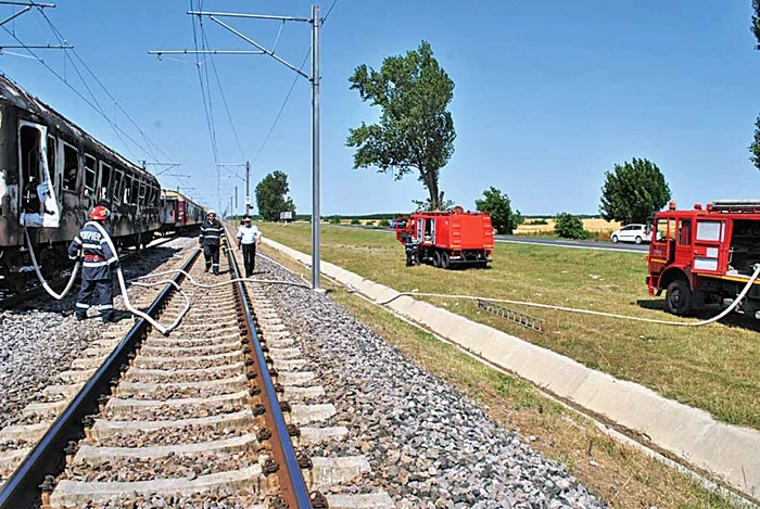 Două autospeciale de stingere cu apă şi spumă au fost aduse la faţa locului