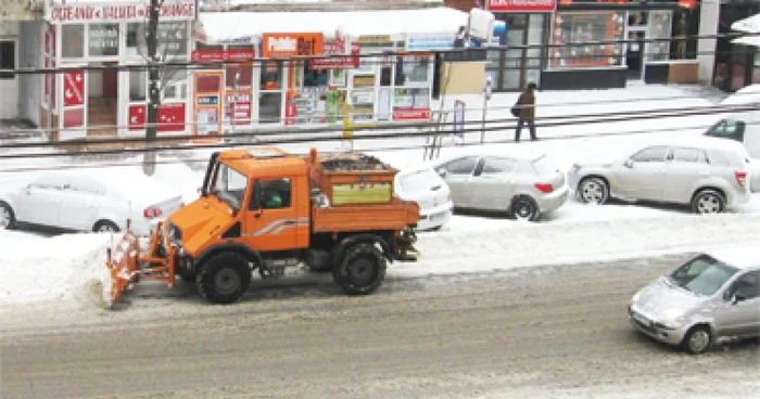 Pe străzile din Slatina, muncitorii de la deszăpezire au câştigat bătălia cu troienele de zăpadă viscolită. foto: mihaela iancu