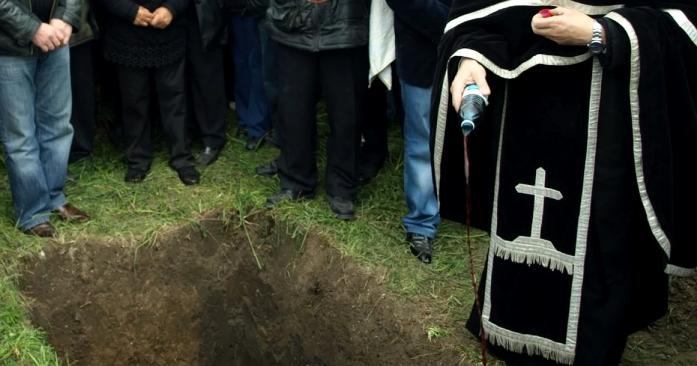 Procesiune religioasă de alungare a strigoilor, într-un sat din Hunedoara. FOTO: Daniel Guţă