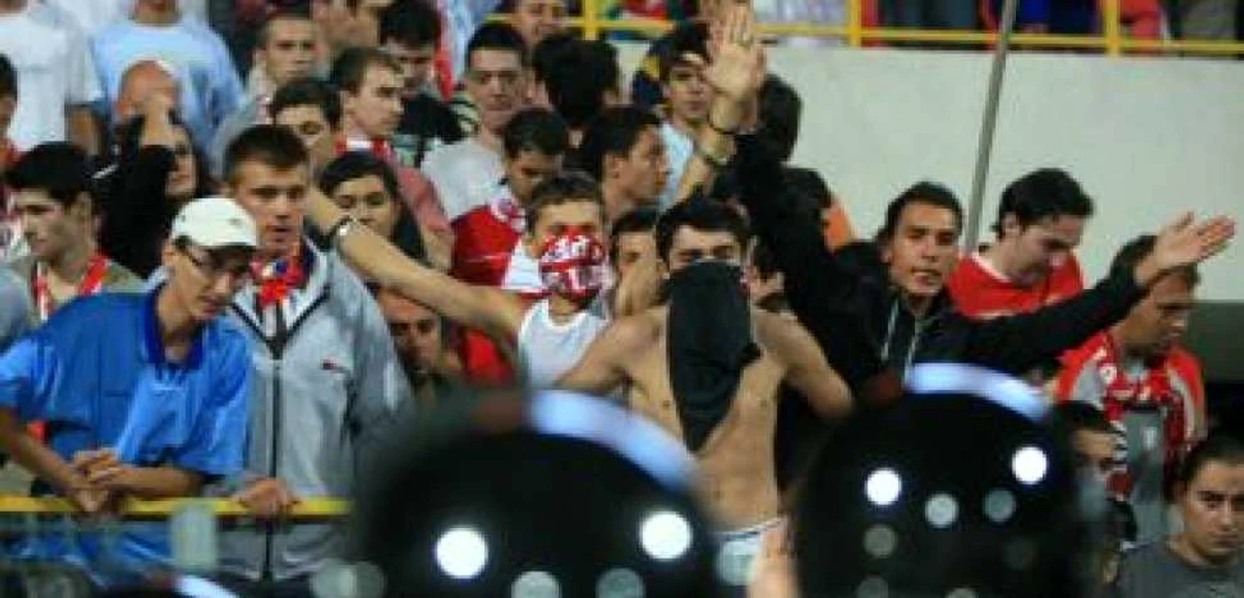 VIDEO Huliganii lui Dinamo lovesc din nou