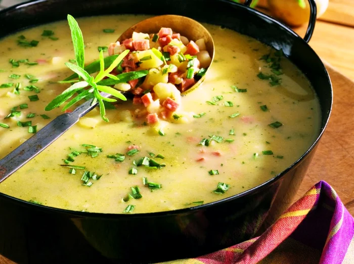 O ciorbă cu afumătură este tocmai potrivită pentru acest sezon!clickpoftabuna.ro