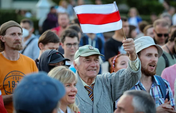 Manifestanţi anti-Lukaşenko de la Minsk FOTO EPA-EFE