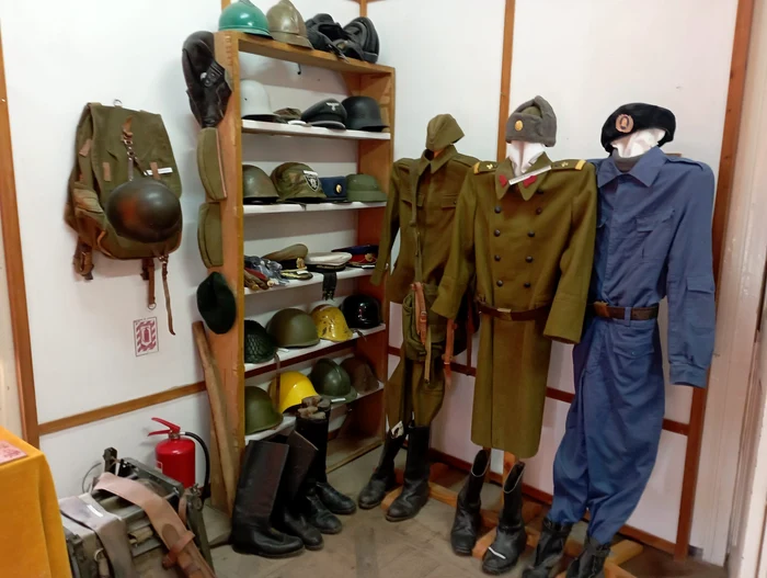 Uniforme militare și căști FOTO Cosmin Zamfirache