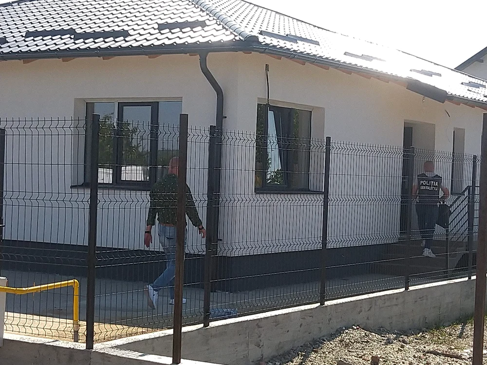 Casele sunt aproape de intrarea în Pitești FOTO politikia.ro