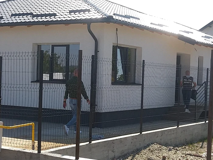 Casele sunt aproape de intrarea în Pitești FOTO politikia.ro
