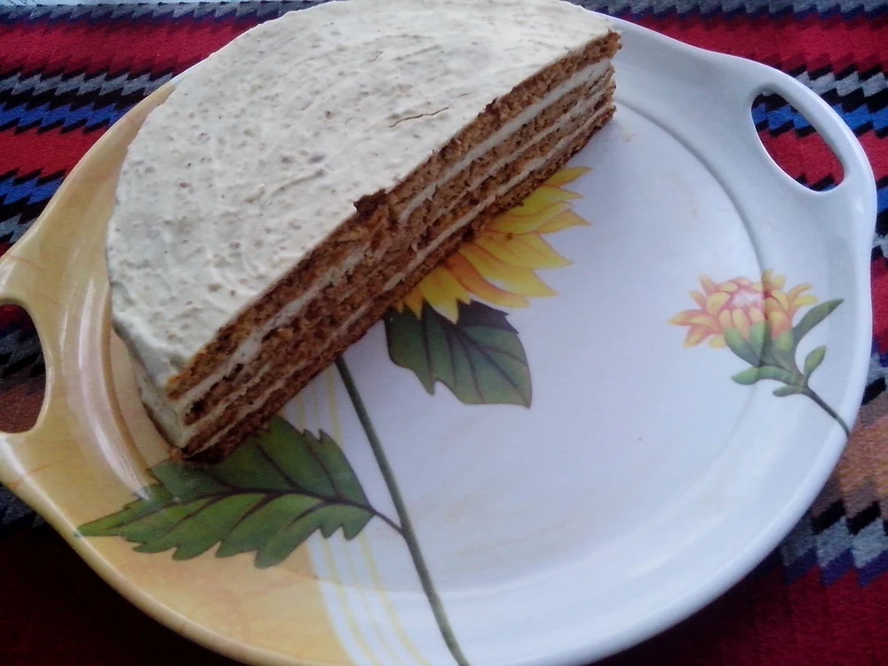 
    Tort cu foi cu miere şi nucă  