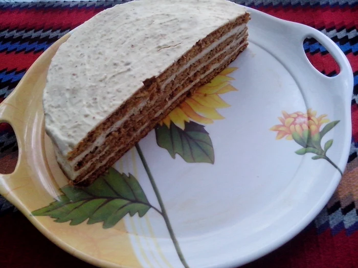 
    Tort cu foi cu miere şi nucă  