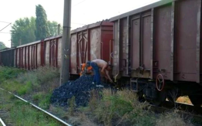 Oamenii străzii erau forţaţi să fure cocs din vagoane de tren aflate în mişcare Foto: Costel Crângan