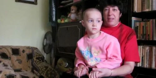 Andreea, alături de mama adoptivă. Foto: G.P. 