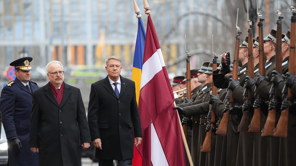 Klaus Iohannis, decorat de președintele Letoniei