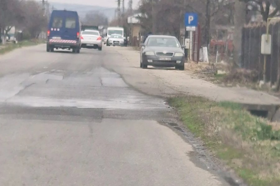 Străzi din Boldești Scăeni, invadate de dejecții. Noua rețea de canalizare, nefuncțională