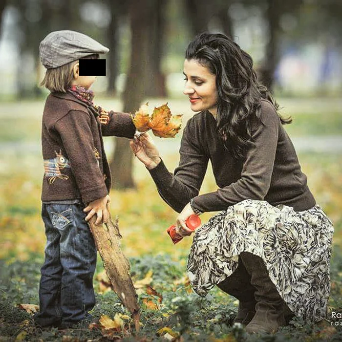 Iosif alături de mama lui, descoperind lumea