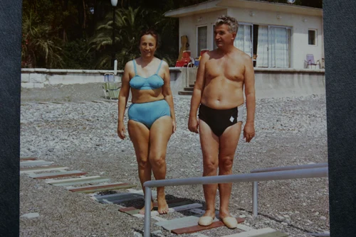 Nicolae, Nicu si Elena Ceausescu in vacanta in URSS pe malul Marii Negre, august 1976 