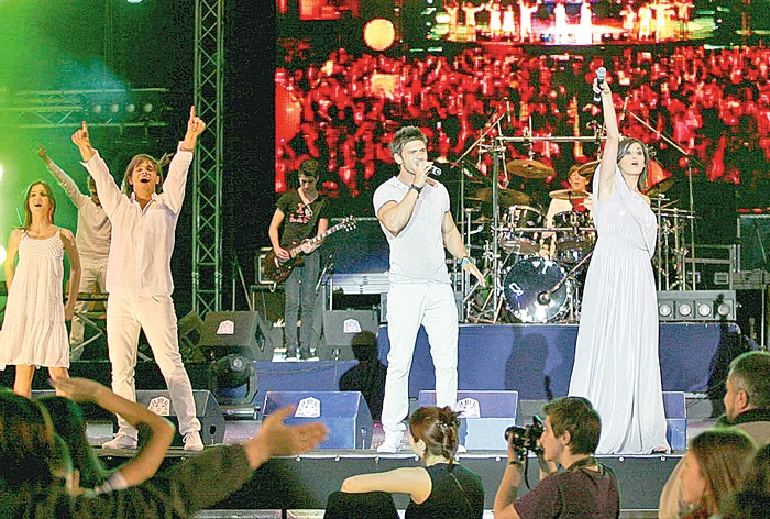 Mâine începe  turneul LaLa Band