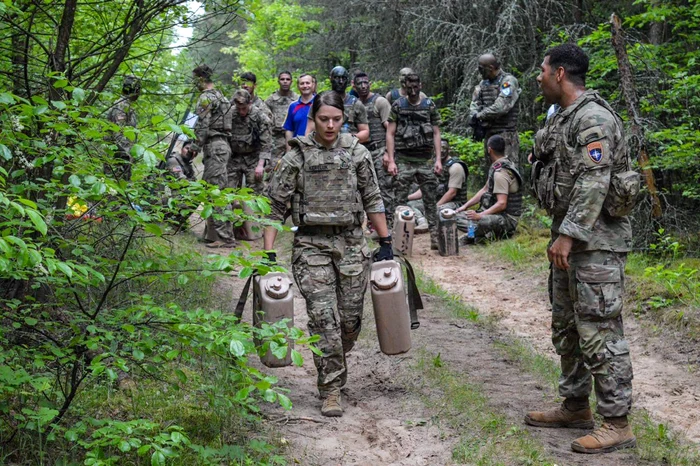 Soldații au avut de cărat pe timpul traseului și patru canistre cu câte 20 de litri de apă, fiecare