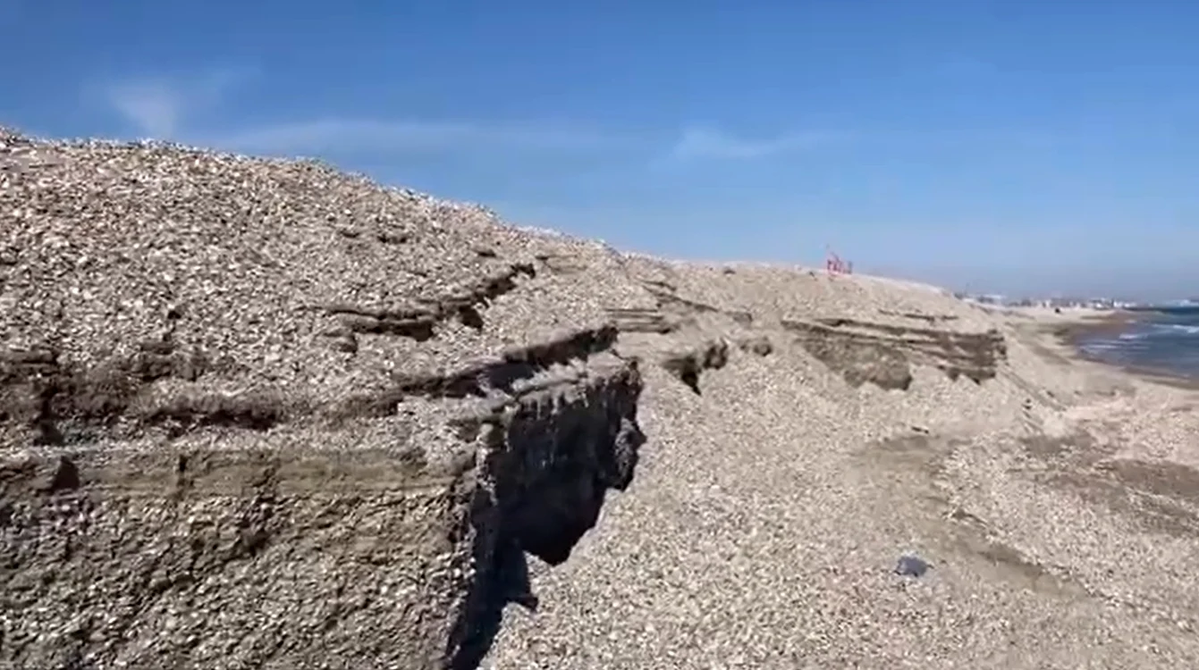 În Mamaia, la malul mării au apărut dune de nisip înalte de aproape doi metri. Foto: Captură