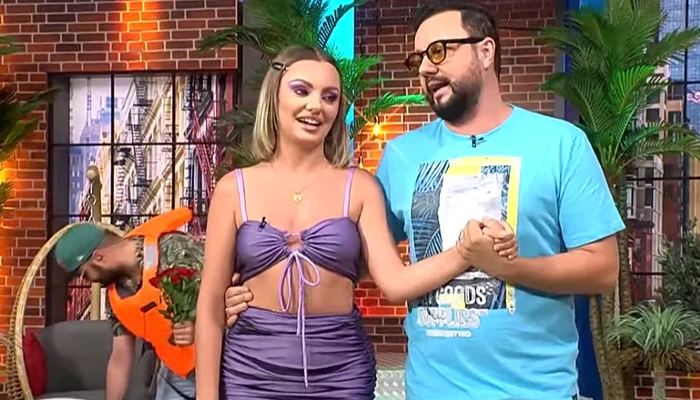 
    Alexandra Stan, în emisiunea lui Cătălin Măruțăfoto: captură PRO TV  