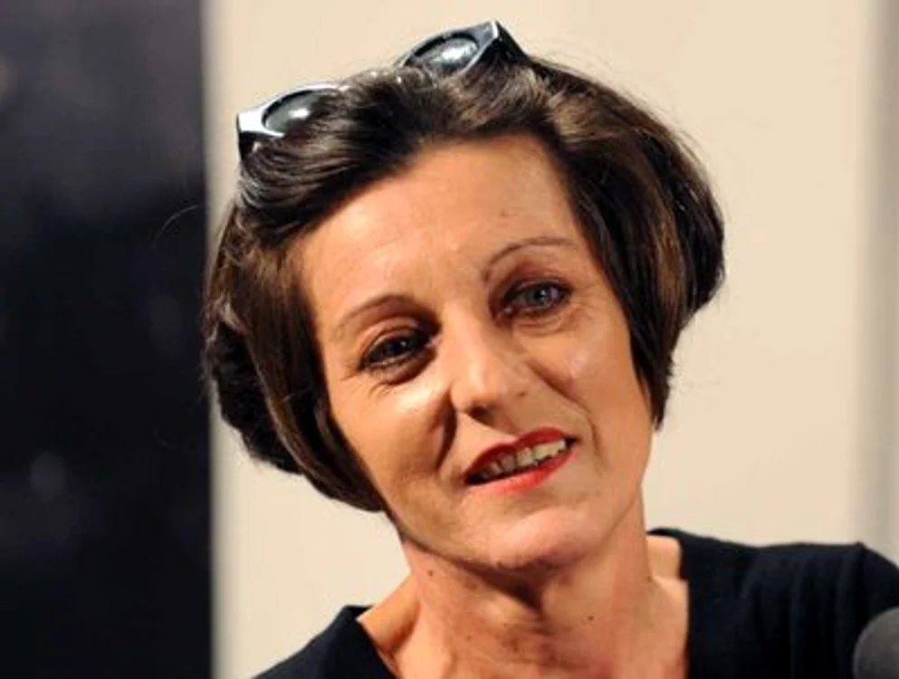 Scriitoarea este dezamăgită când vede că mulţi oameni au rămas în aceleaşi structuri din care făceau parte înainte de Revoluţie
