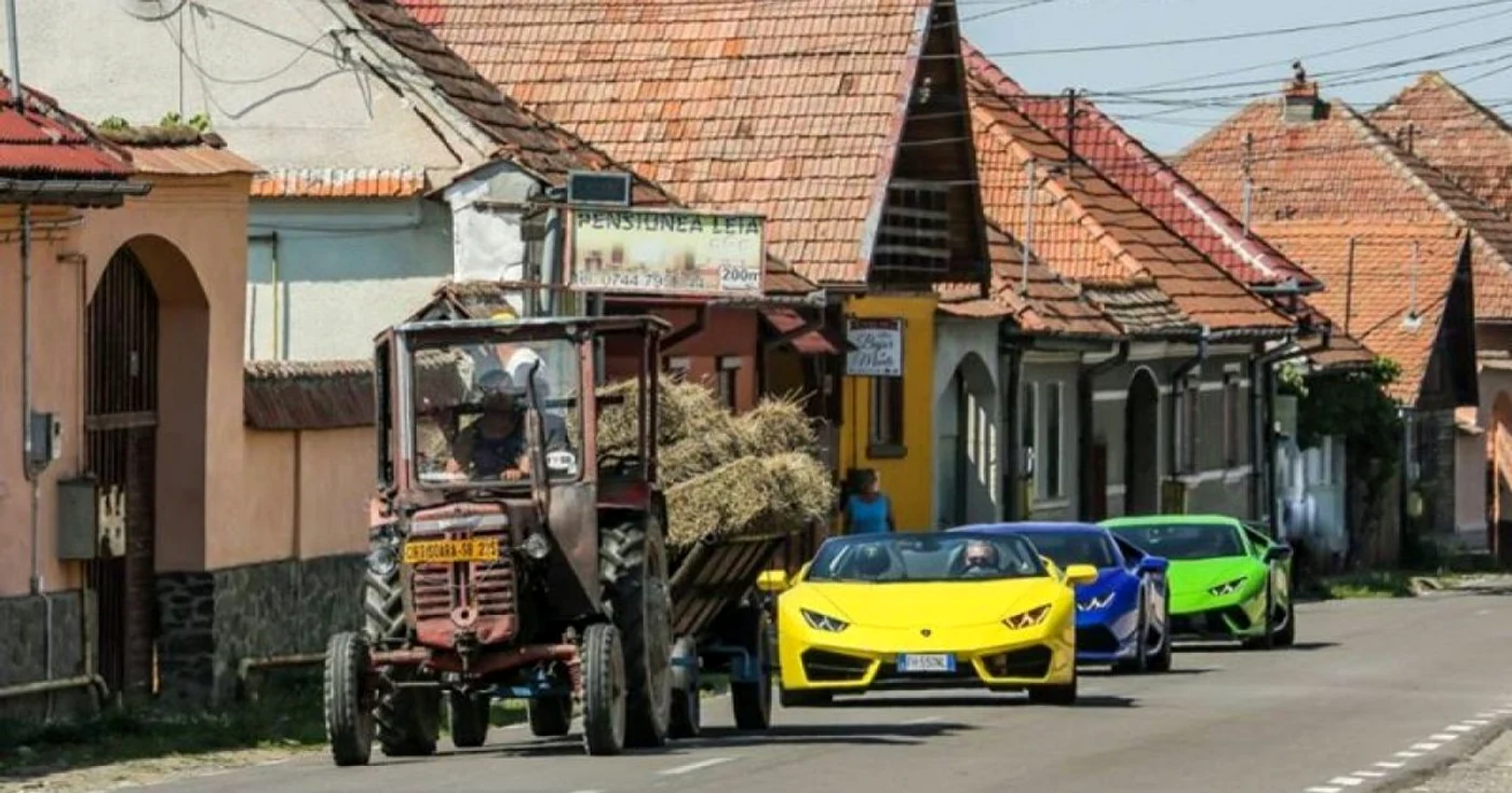 Imaginea cu cei trei bolizi aliniaţi în spatele tractorului s-a viralizat pe reţelele de socializare FOTO Go Visit Transylvania