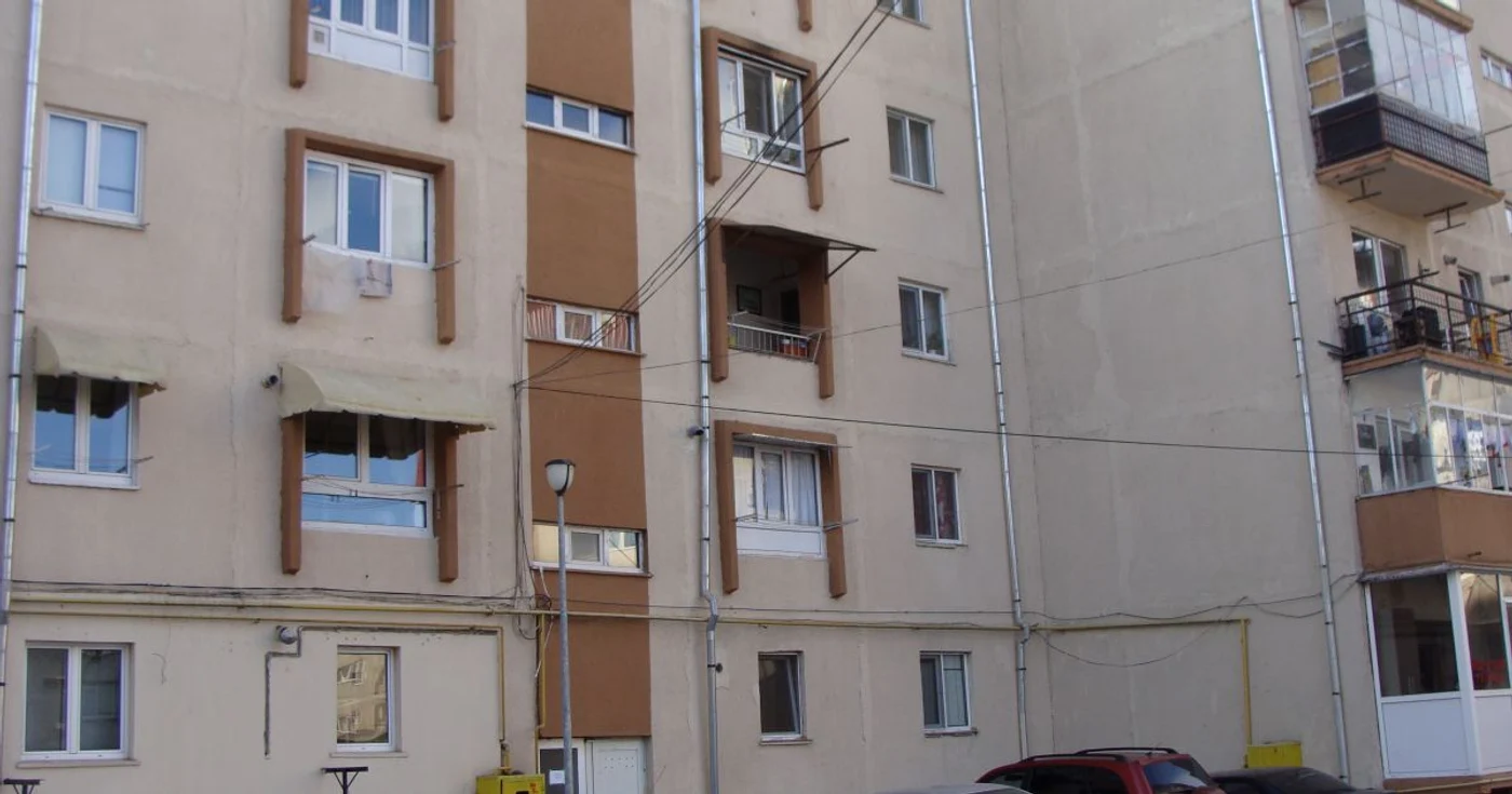 Blocul S7, locul de unde s-a aruncat de la etajul patru eleva care a fost violata
