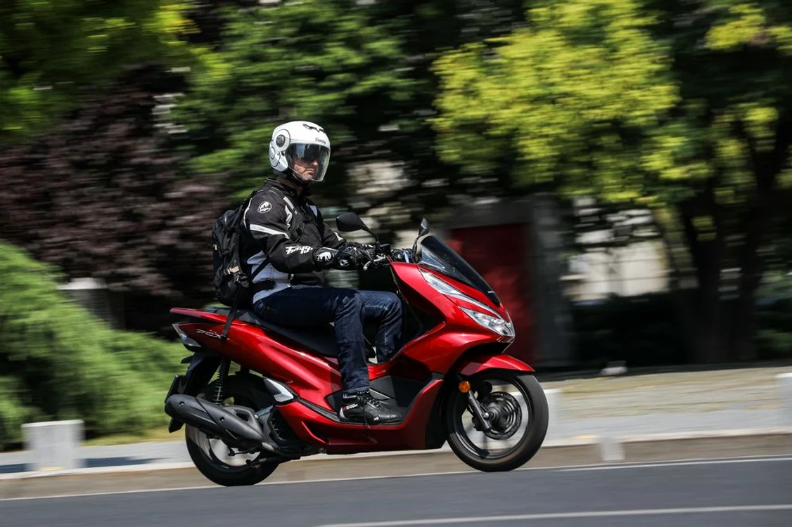 
    Dacă șoferii ar putea conduce și scutere, traficul din București s-ar mai fluidizaFoto: motobikes.ro  
