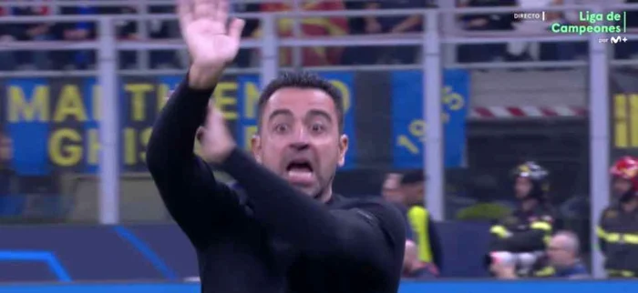 Xavi, arătând că a fost henț în careu de pe margine.