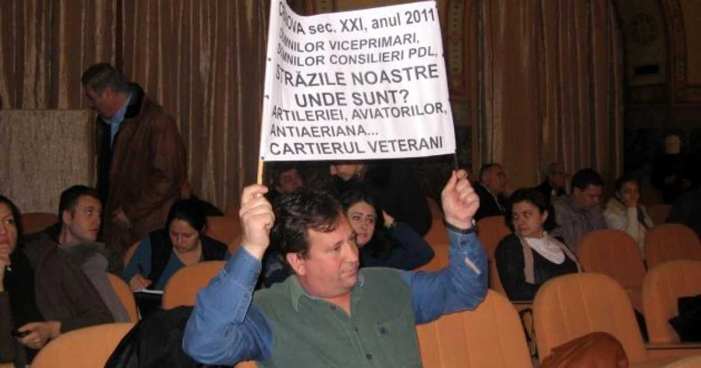 Bărbatul a protestat în timpul şedinţei de consiliu