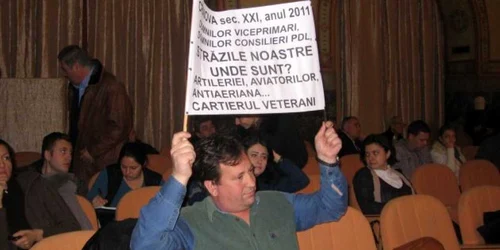 Bărbatul a protestat în timpul şedinţei de consiliu