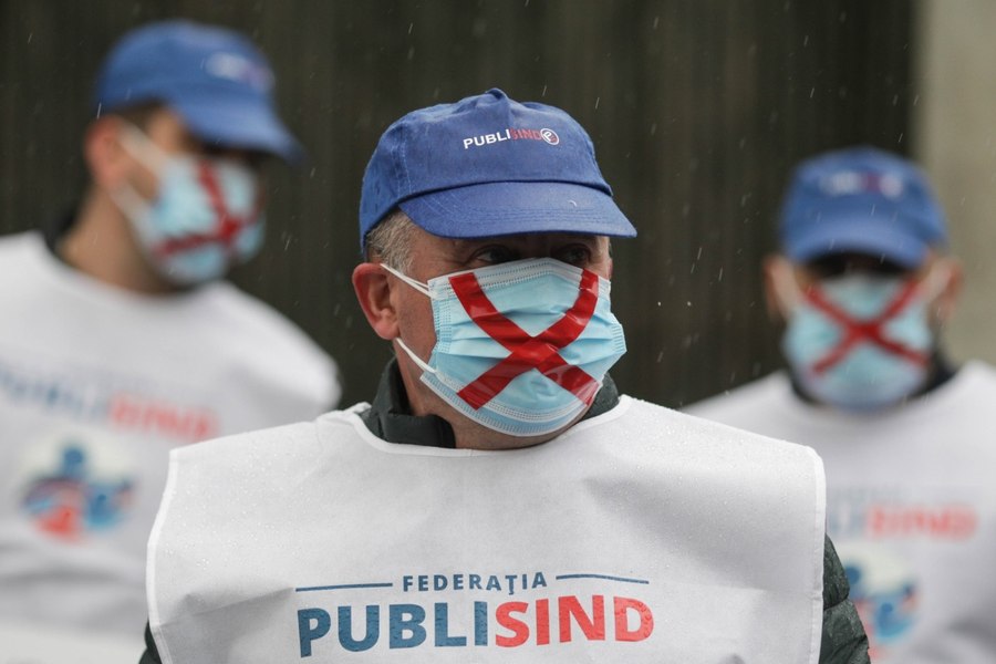 Funcționarii publici protestează: Ne opunem tăierilor de sporuri, salarii și posturi 