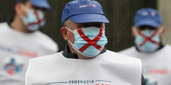 Protest Publisind cu fumigene la ministerul muncii 1 martie 2021 FOTO Inquam Photos / Octav Ganea