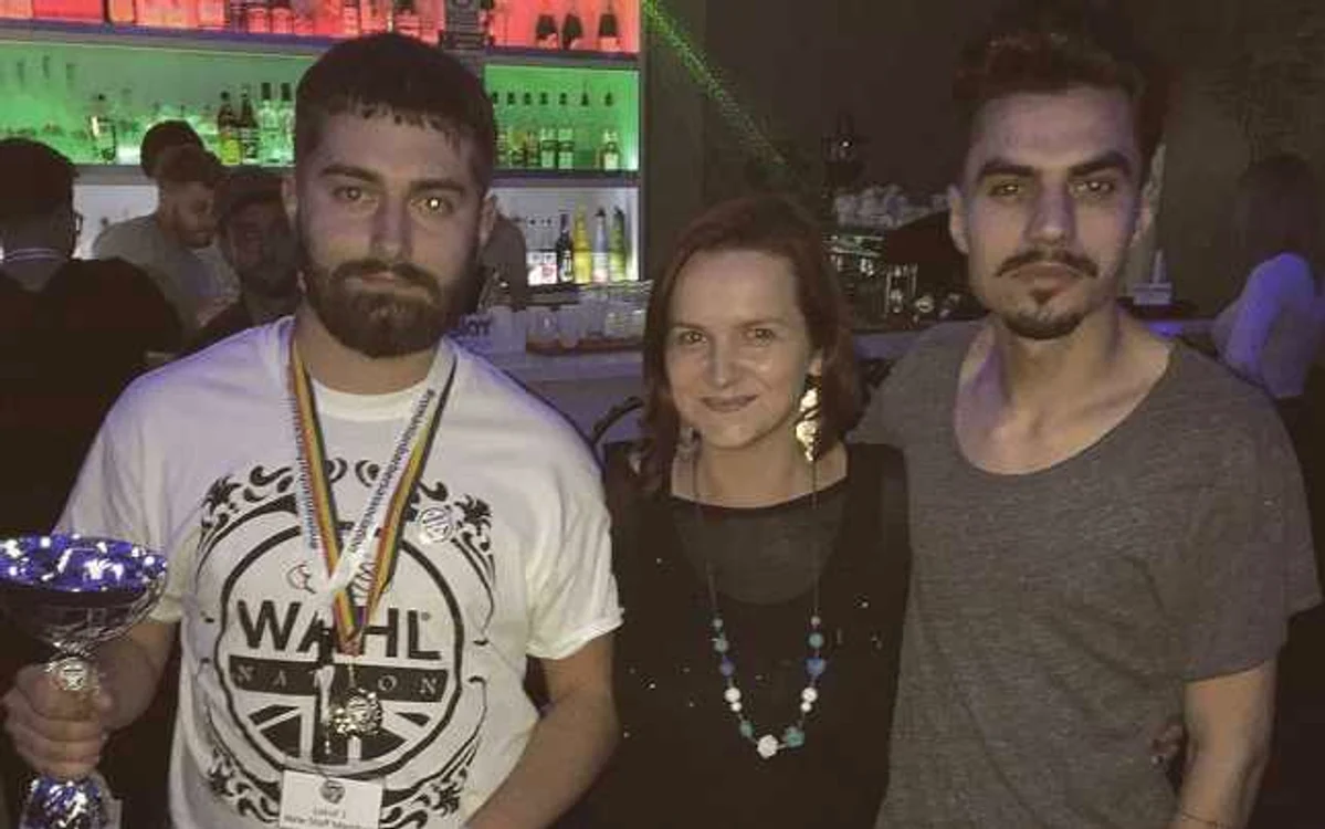 Robert Nichitean (stânga) a câştigat un concurs important destinat frizerilor. FOTO Arhivă personală