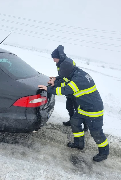 Pompierii ajută la deblocarea mașinilor FOTO: ISU Galați