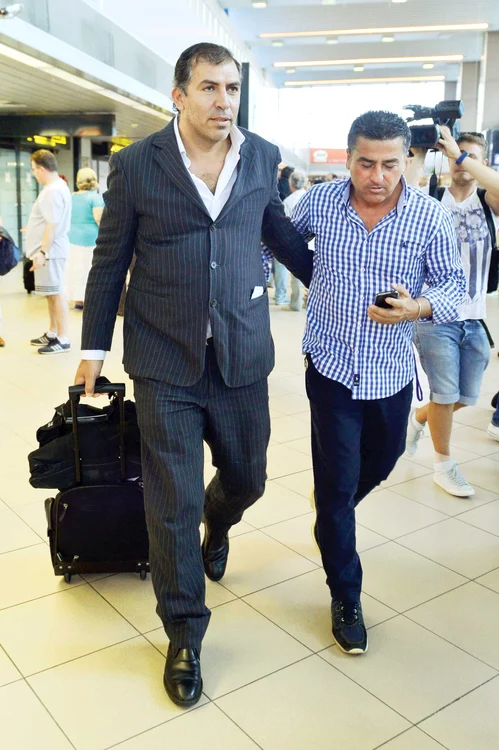 
    Angelo Massone  a fost condus la  aeroport de Renzo  Rossi, un apropiat  al RapiduluiFoto: Mediafax  