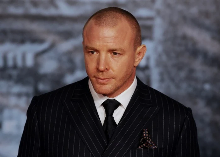 Guy Ritchie, regizorul
filmelor din franciza „Sherlock Holmes“, mai are un fiu biologic,
Rocco, în vârstă de 13 ani, cu fosta lui soţie, cântăreaţa
Madonna FOTO AFP