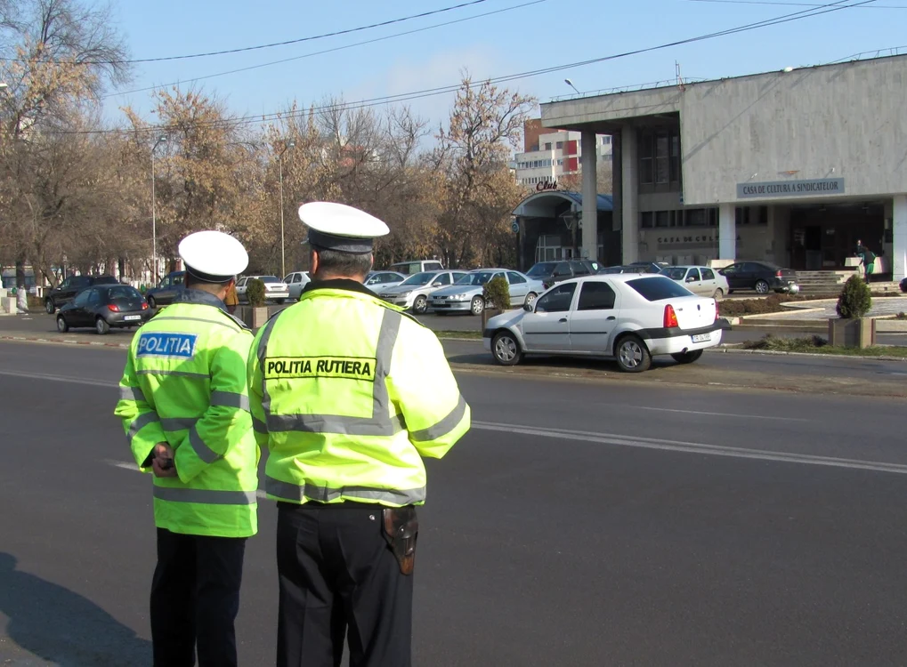 Femeia a fost oprită pentru că nu avea luminile de întâlnire în funcţiune. Foto Arhivă